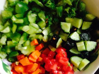 【减脂午餐】蔬菜土豆泥,各种蔬菜切丁 挑热量低你喜欢的任何蔬菜都可以 这里我切了青椒番茄黄瓜胡萝卜和西兰花