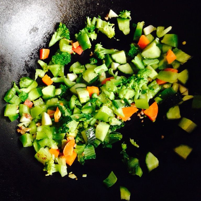 【减脂午餐】蔬菜土豆泥,倒一点点油 把蔬菜丁倒进去炒片刻
