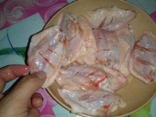 香煎辣鸡中翅,将鸡中翅的正反面各斜切两刀，方便入味也容易煎熟。