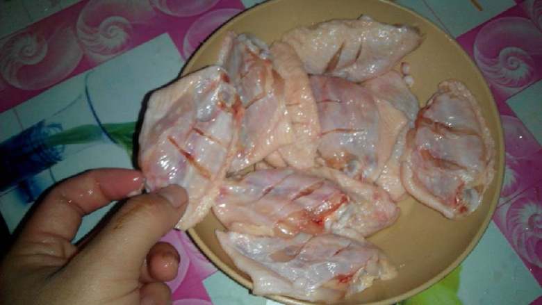香煎辣鸡中翅,将鸡中翅的正反面各斜切两刀，方便入味也容易煎熟。