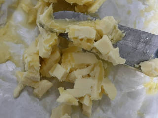淡奶油小餐包,进行两个程序后加入软后的黄油，继续揉面。