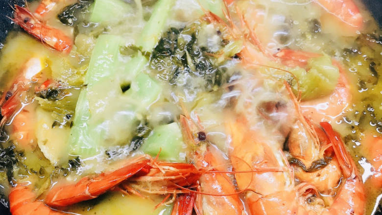 酸菜海鲜锅,大火烧开至虾变红