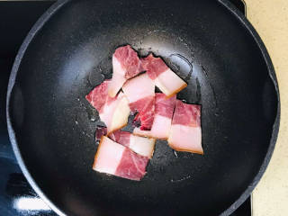 干锅菜花五花肉,整齐地码放在锅底，淋上油