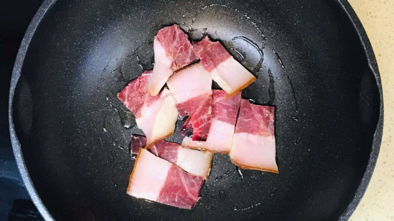 干锅菜花五花肉,整齐地码放在锅底，淋上油