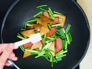 蒜苔香干,翻炒至蒜苔恹恹，撒入盐调味