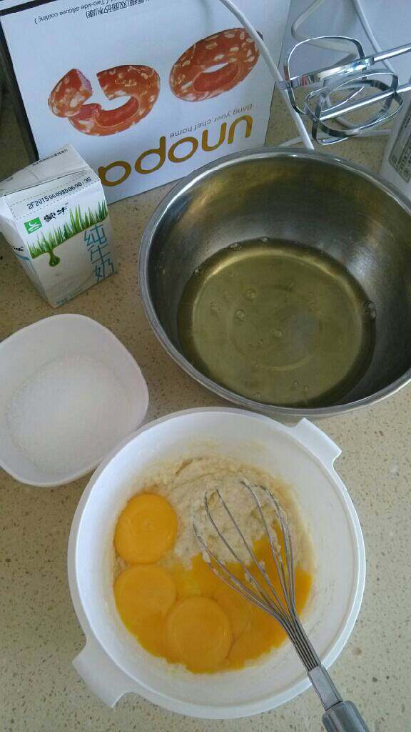 葡萄干戚风蛋糕,蛋黄加入后搅拌均匀面糊
