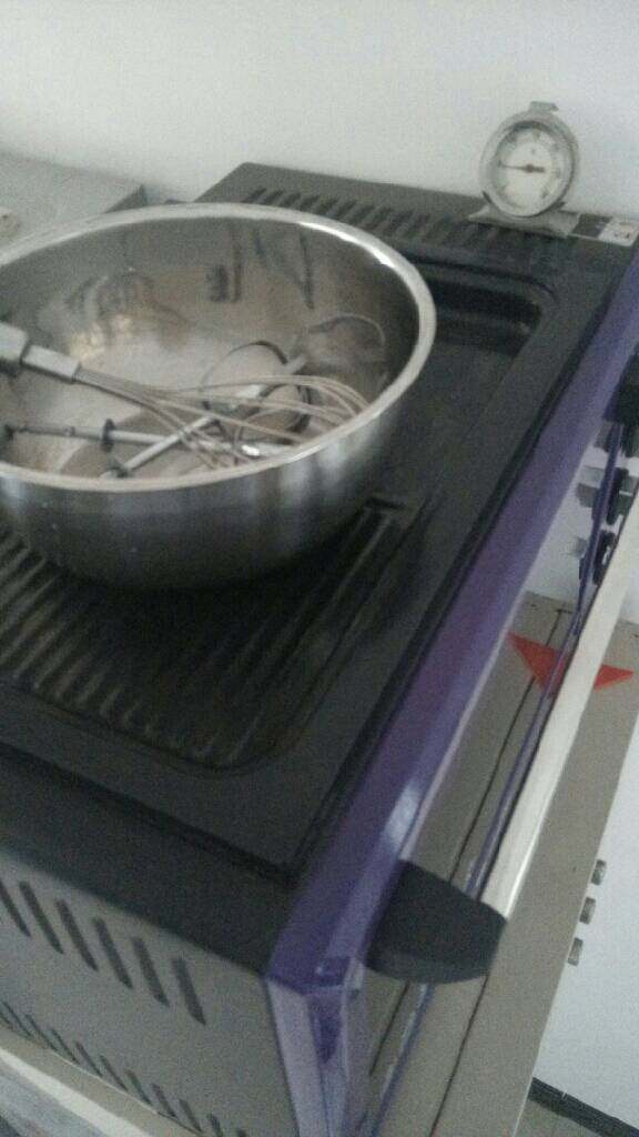 葡萄干戚风蛋糕,最后得瑟下我家烤箱顶部是带BBQ的哦!我一般用来烘干消毒工具，呵呵！