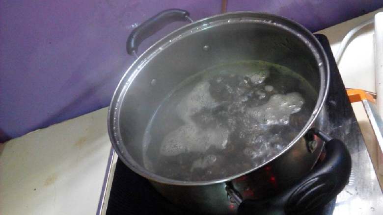香辣石螺, 锅中注水，烧开后将田螺和料酒一同倒入，焯烫2-3分钟