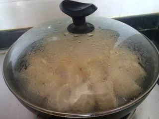 水煎饺,如图加水（大概在饺子的一半高度）盖上盖子煮
