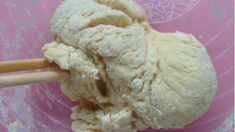 奶黄小面包,先用筷子搅拌面粉如图所示，再开始用手和面
