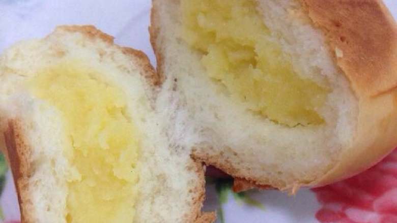 奶黄小面包,看看里面的奶黄馅是不是料很足