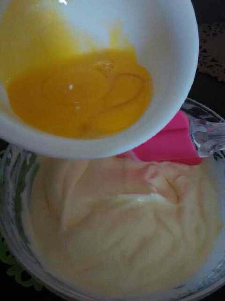 自制奥利奥冰淇淋,蛋黄一点点加进打好的奶油里面翻拌均匀