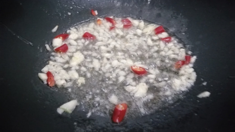 素炒白菜,锅中添油，放小米椒，葱姜蒜。