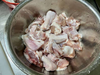香菇烧鸭肉➕香菇山药烧鸭肉,鸭翅根清洗，斩大小均匀的块