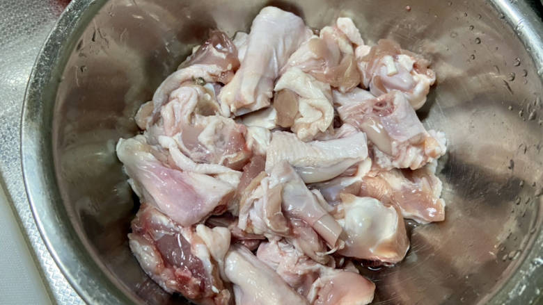 香菇烧鸭肉➕香菇山药烧鸭肉,鸭翅根清洗，斩大小均匀的块