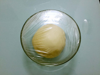 淡奶油小餐包,取出面团揉圆盖上保鲜膜放在温暖处发酵至两倍大左右