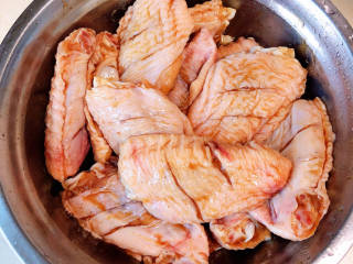 雪碧鸡翅,放入盐、蚝油、生抽、胡椒粉、黑胡椒粉，拌匀腌制20分钟。