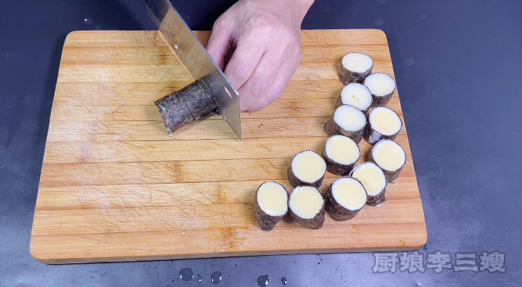 外焦里嫩的海苔豆腐卷儿制作方法,改刀切段