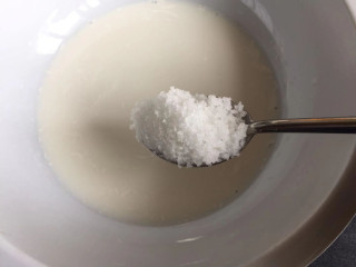 冰皮月饼,牛奶倒入碗中，加入一勺白糖