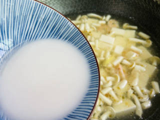海鲜菇豆腐汤,淀粉水勾芡