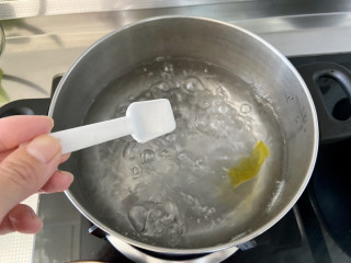 醋溜木须肉,坐锅烧水，水开加几滴食用油，半茶匙食盐