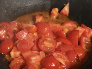 茄汁花菜,放入西红柿翻炒均匀。