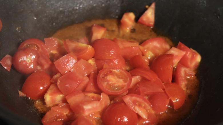 茄汁花菜,放入西红柿翻炒均匀。