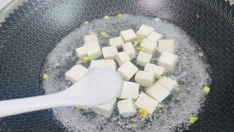 豆腐蛋花汤,根据个人口味加入适量盐
