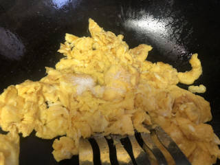 葱花炒鸡蛋,鸡蛋液凝固结块后，铲碎，加适量糖调味