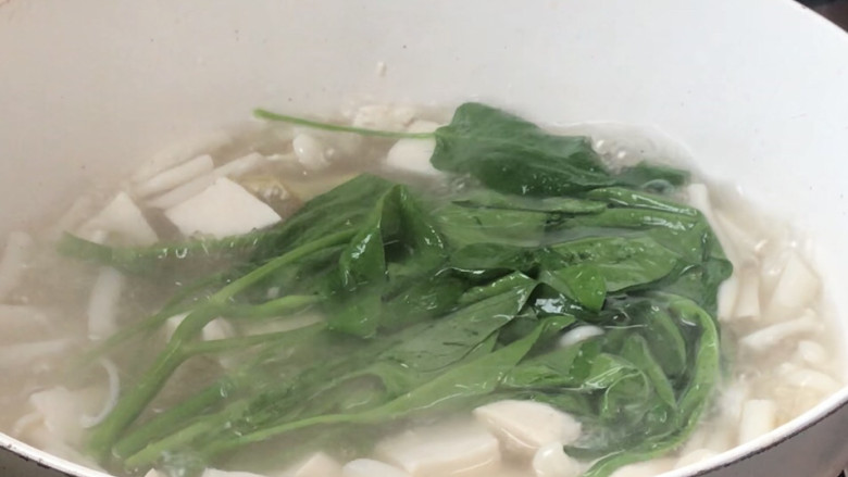 海鲜菇豆腐汤,加入青菜煮沸