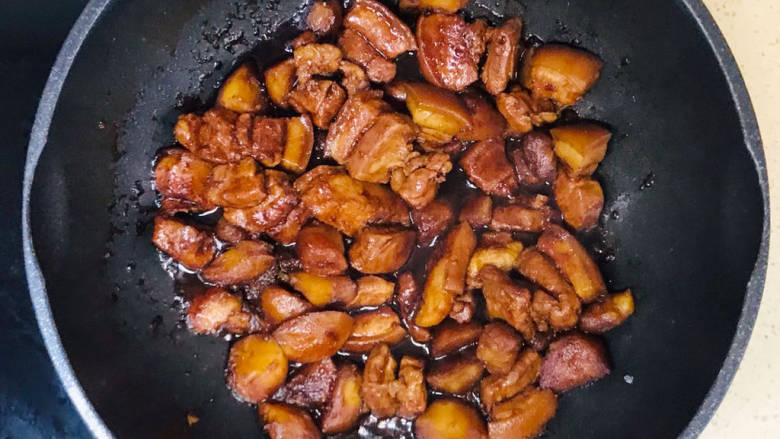 五花肉焖小土豆,盖上锅盖，慢火煲煮至汤汁浓稠，食材上色漂亮，就可以关火起锅了
