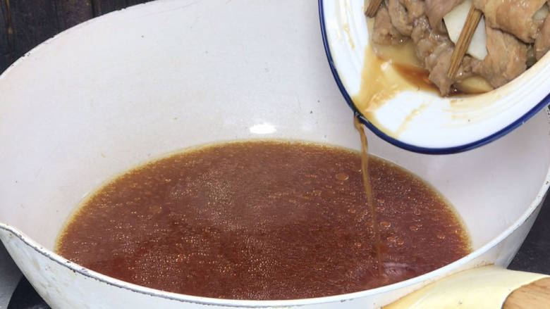 芋头蒸五花肉,30分钟后取出，将汤汁沥入热锅中