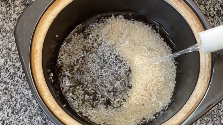 皮蛋火腿粥,再把胚芽米倒入砂锅中再加入适量清水冲洗一遍