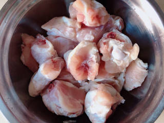 姜葱冬菇蒸滑鸡,准备好鸡翅根，剁成块备用。