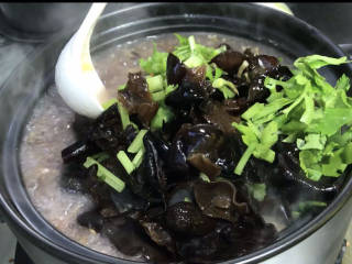 木耳芹菜杂粮粥,再加入黑木耳和芹菜，拌匀至沸腾，继续煮至断生