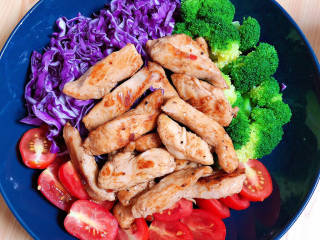鸡胸肉蔬菜沙拉,放入煎好的鸡胸肉。