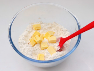 海盐焦糖司康,放入提前室温软化好的黄油。