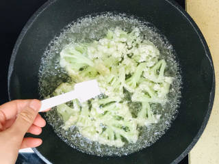 茄汁花菜,加入锅里，加水煮沸，淋一点盐，焯一下水