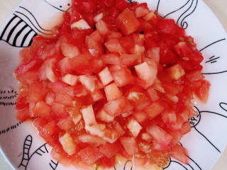 番茄藕丁,西红柿削皮，切成小丁儿待用。