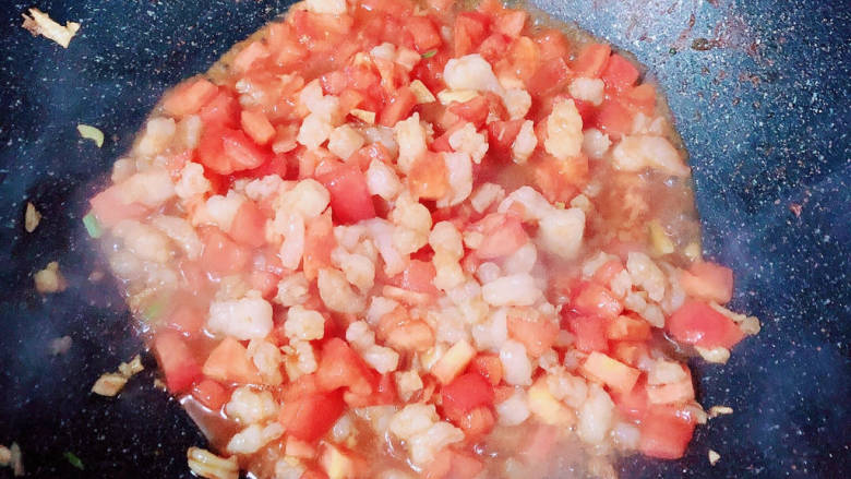 虾酱拌面,加入西红柿翻炒入味。