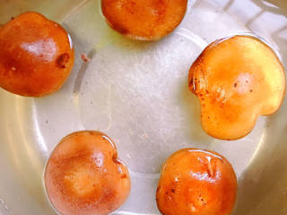 香菇板栗焖饭,香菇洗干净