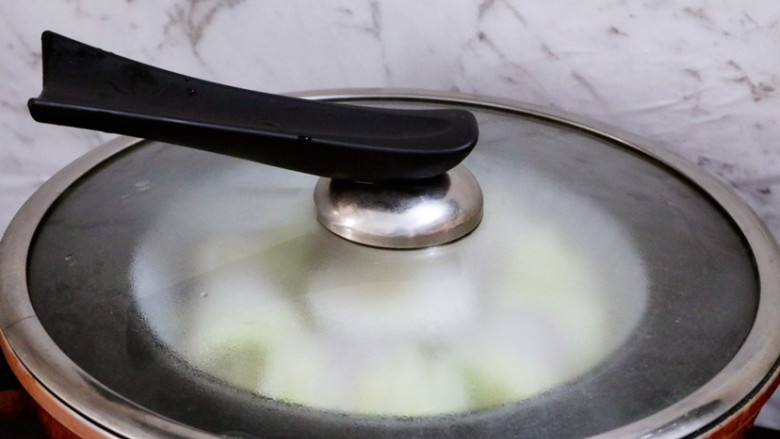 白菜卷肉,蒸锅中的水煮开，放入白菜肉卷，大火蒸15分钟