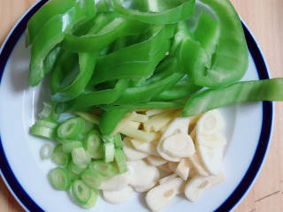 干锅菜花五花肉,准备好葱姜蒜、少许尖椒。
