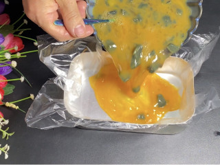 不用肠衣也能做出美味的松花蛋肠,把蛋液倒入饭盒中