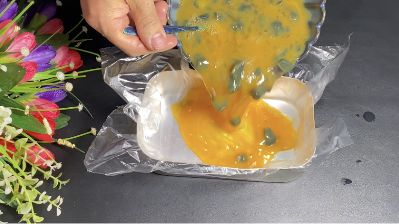不用肠衣也能做出美味的松花蛋肠,把蛋液倒入饭盒中