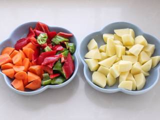 土豆香菇焖鸡,土豆和胡萝卜去皮切成滚刀块，青红椒去籽切菱形片。