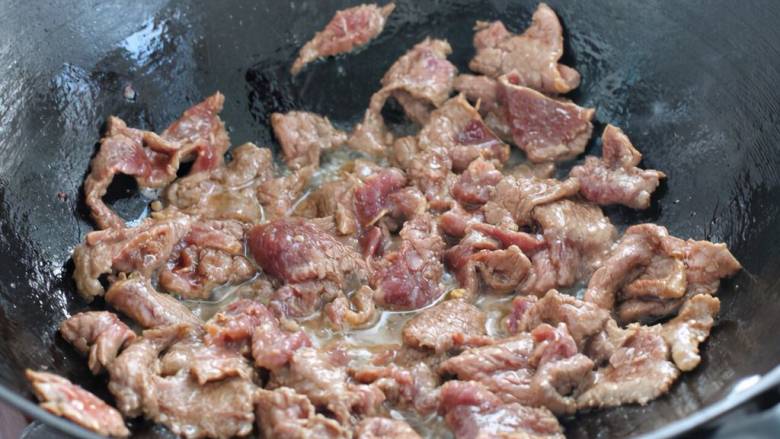 滑蛋牛肉,锅中倒入食用油烧热，下入腌制好的牛肉片快速炒至变色状态盛出。