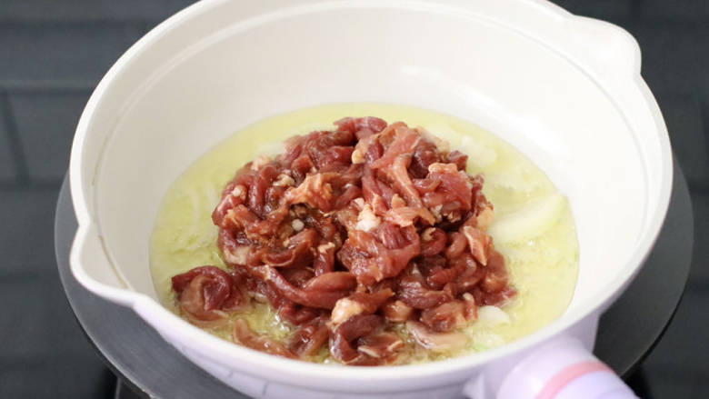 肉丝虾仁炒面,起油锅爆香洋葱后，放入腌制好的肉丝。