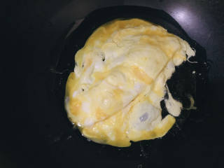 火腿青菜炒鸡蛋,锅中热油，加入蛋液，小火煎至凝固