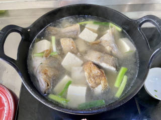 鲈鱼炖豆腐➕川味鲈鱼炖豆花,加入老豆花，加盖，继续炖煮15分钟